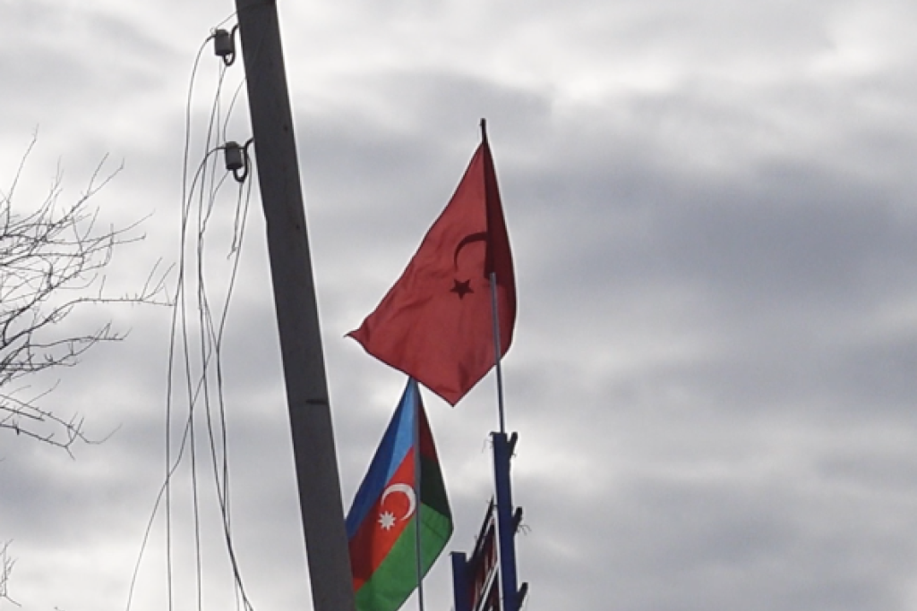 Aan de afgesloten weg van Stepanakert naar Sjoesji wapperen vlaggen van Azerbeidzjan en van Turkije