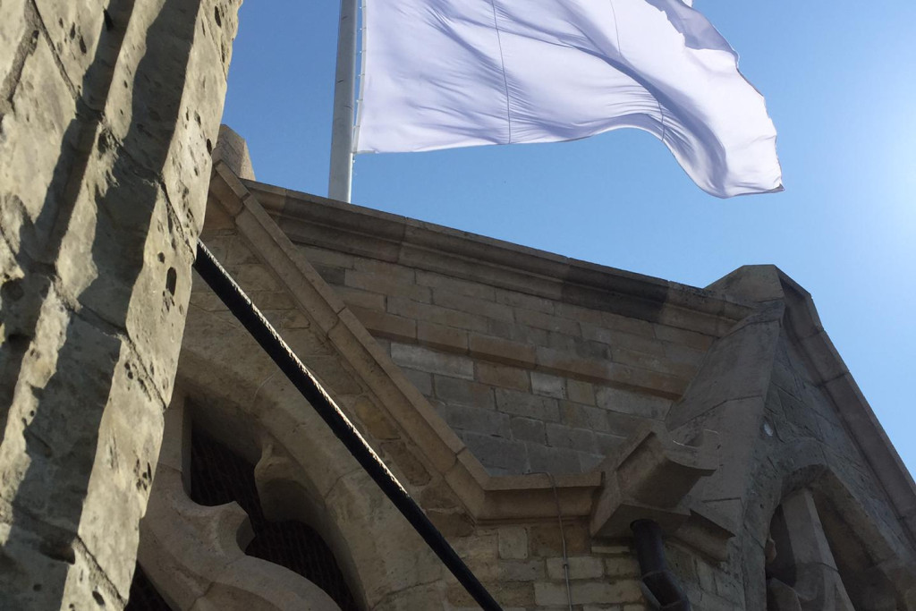 Witte vlag op Sint-Baafskathedraal 