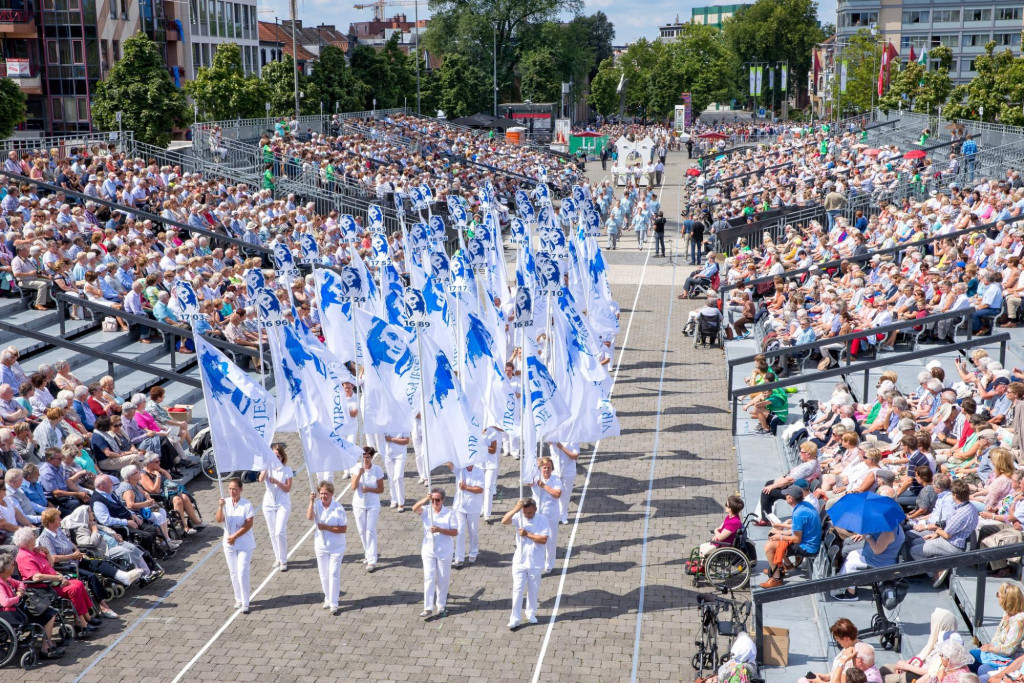 Zoals vanouds staan de tribunes opgesteld op het Kolonel Dusartplein.