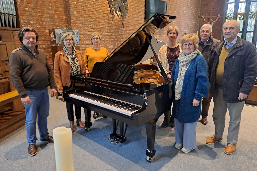 In samenspraak met de Kerkfabriek, het stadsbestuur en de Genker Kunstacademie werd een vleugelpiano aangekocht.
