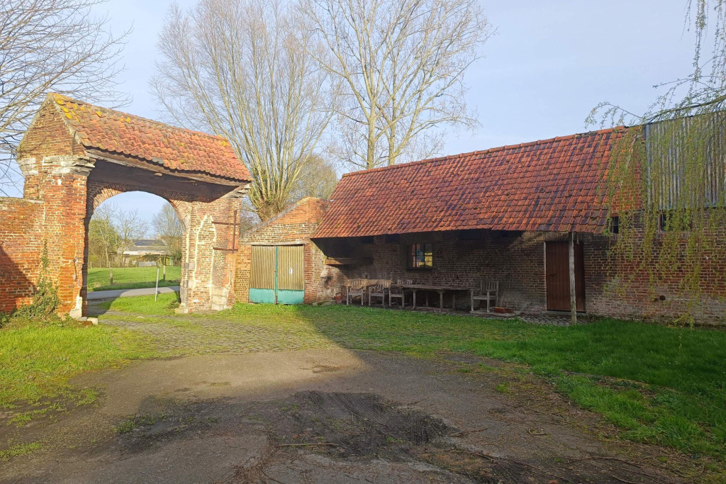 Dora droomt ervande voormalige stallingen om te bouwen tot een soort tiny houses waar naasten even op adem kunnen komen.
