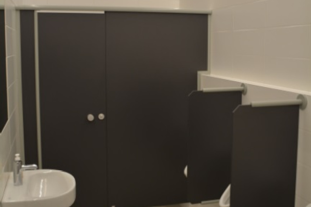 De brandschone toiletten van de Ecokerk op Linkerover © Ecokerk