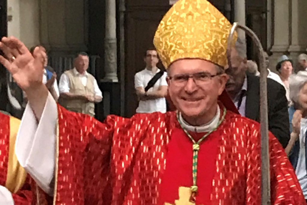 Een stralende bisschop Pierre Warin na installatieplechtigheid in kathedraal van Namen 