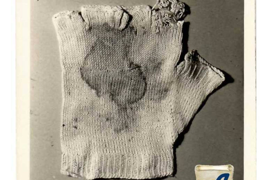 De handschoen Padre Pio, te zien op de tentoonstelling 'Wonde(r)' in KADOC. Ze draagt duidelijk sporen van de wonden in zijn hand.