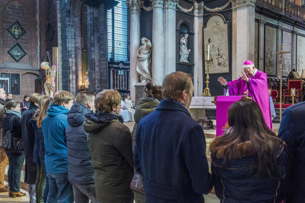 Zegen van huwelijkskandidaten in de Sint-Baafskathedraal in Gent
