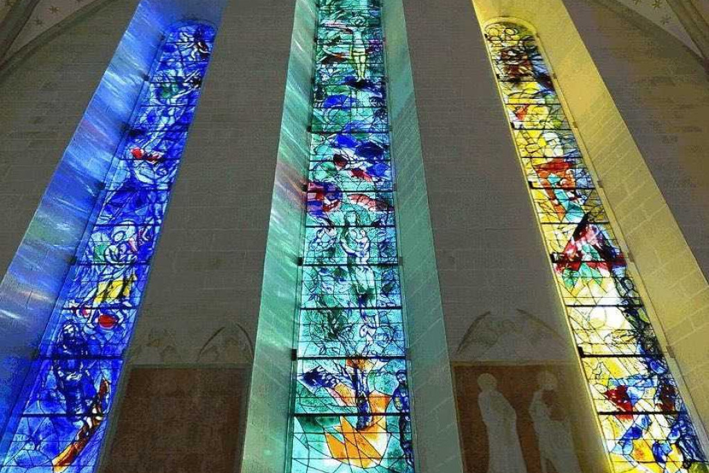 'Vredesramen' van Marc Chagall in de Fraumünsterkathedraal in Zürich. 'Vredesramen' van Marc Chagall in de Fraumünsterkathedraal in Zürich.