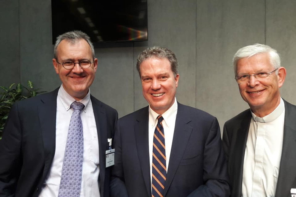 Geert De Kerpel (l.) met de pauselijke woordvoerder Greg Burke. Rechts De Kerpels Franstalige collega Tommy Scholtes