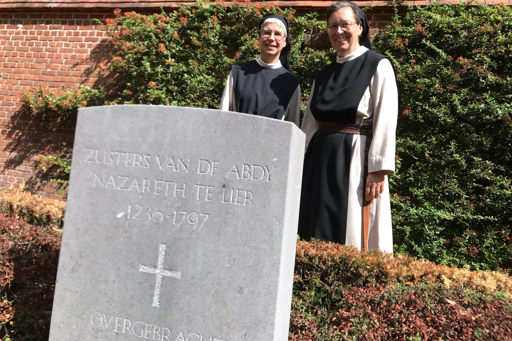 Zuster Anna (links) en zuster Katharina bij de grafsteen waar de resten begraven liggen van zusters van de abdij in Lier. Zuster Anna (links) en zuster Katharina bij de grafsteen waar de resten begraven liggen van zusters van de abdij in Lier.