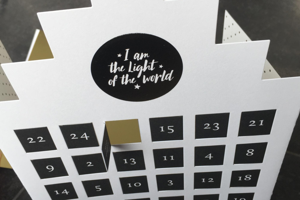 Deze mooie adventskalender is beschikbaar in de Kerknet-shop.