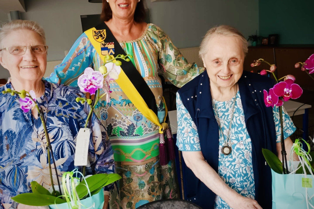 Zuster Amelie Biesmans (rechts) bij de huldiging voor haar 70 jaar professie, met de schepen van feestelijkheden van Dilbeek.