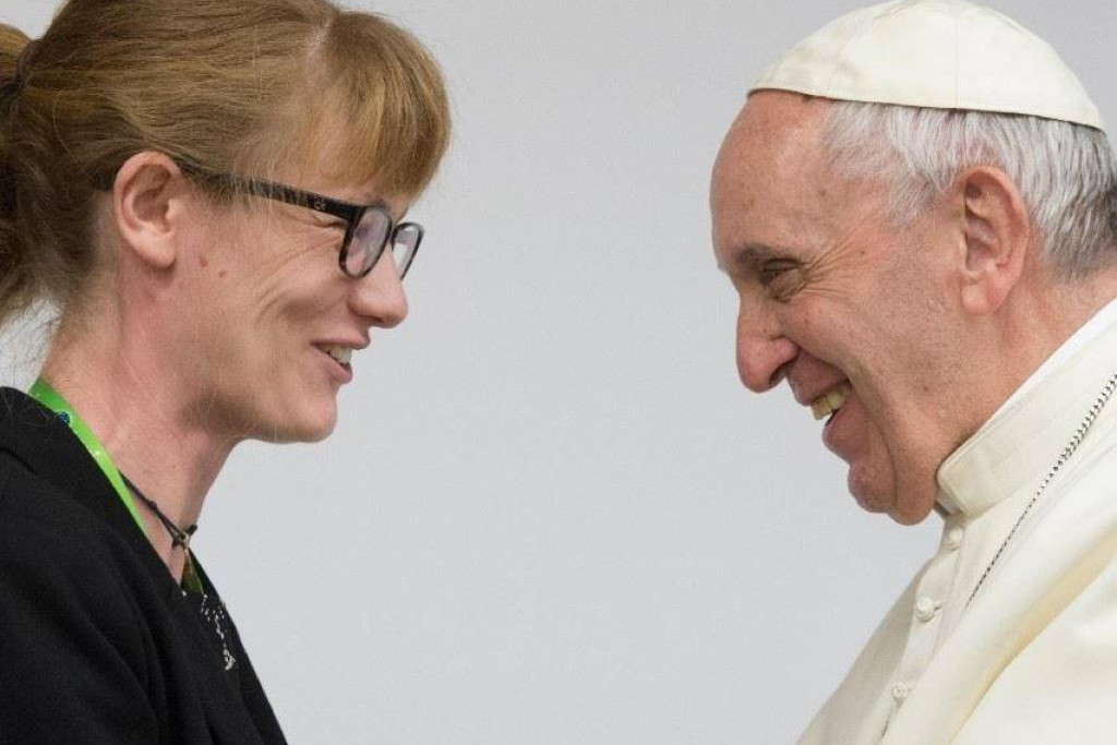 Annelien Boone (IJD Jongerenpastoraal Vlaanderen) begroet paus Franciscus na haar toespraak op de presynode met en over jongeren. Annelien Boone (IJD Jongerenpastoraal Vlaanderen) begroet paus Franciscus na haar toespraak op de presynode met en over jongeren.