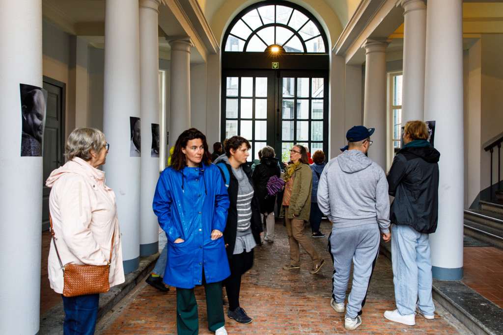 Armoedewandeling in het Bisschopshuis in Brugge