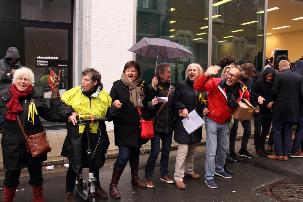 Honderden mensen vormen een ketting rond de gevangenis in de Begijnenstraat in Antwerpen. Honderden mensen vormen een ketting rond de gevangenis in de Begijnenstraat in Antwerpen.
