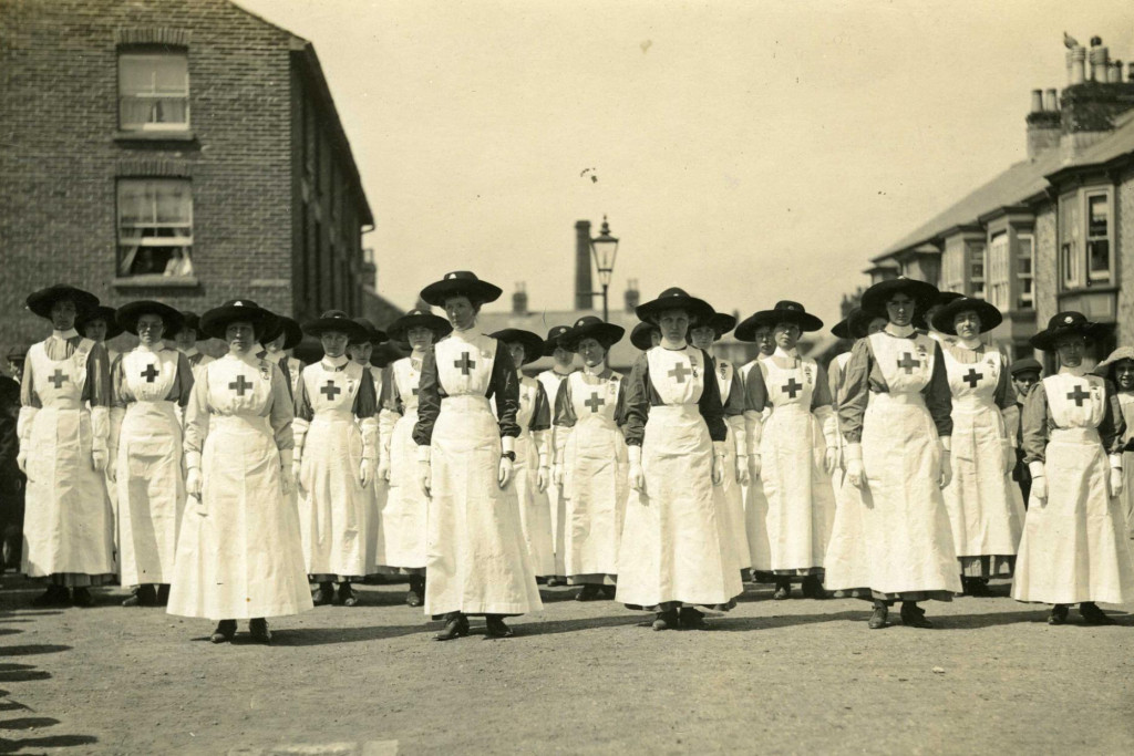 Een 'leger' verpleegsters van het Britse Rode Kruis staat klaar om gewonde soldaten te verzorgen in 1914-'18. Een 'leger' verpleegsters van het Britse Rode Kruis staat klaar om gewonde soldaten te verzorgen in 1914-'18.