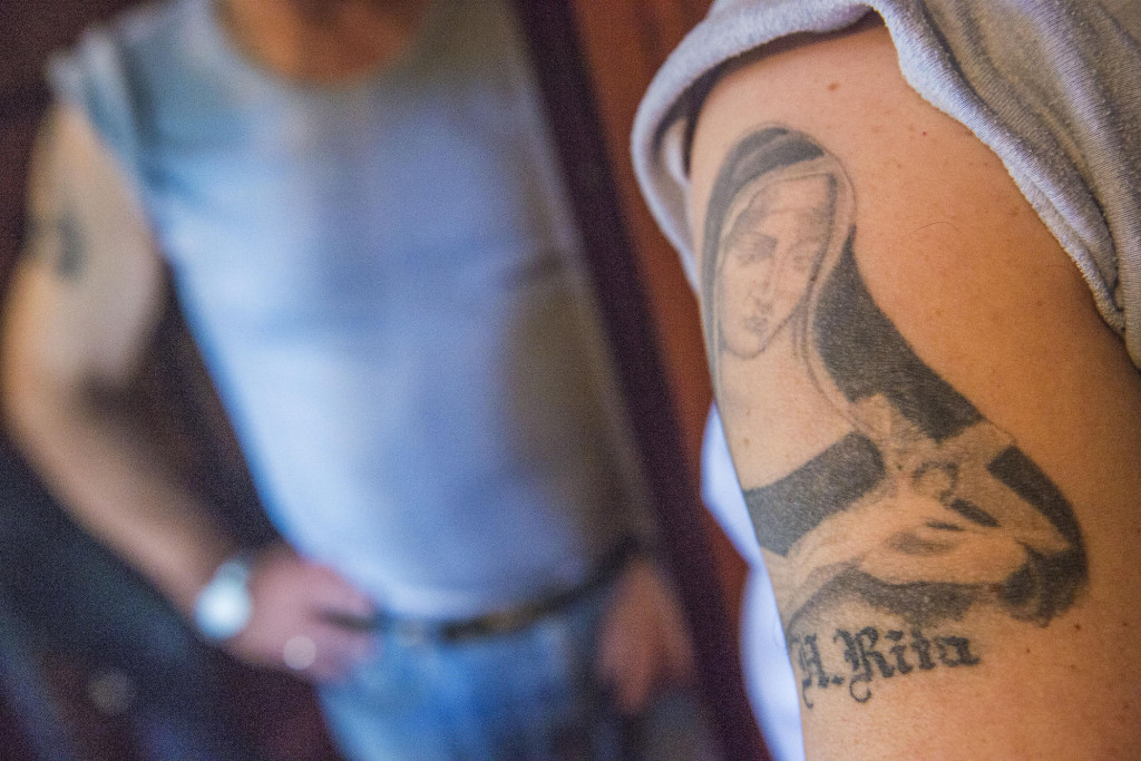 Eric voelt zich door Sint-Rita beschermd en liet haar daarom op zijn arm tatoeëren. Eric voelt zich door Sint-Rita beschermd en liet haar daarom op zijn arm tatoeëren.