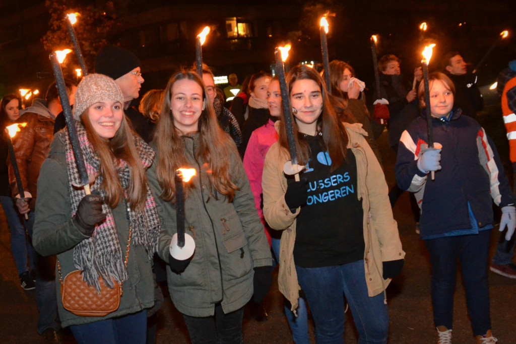 De fakkeltocht is voor de jongeren een lichtpunt in de duisternis. 