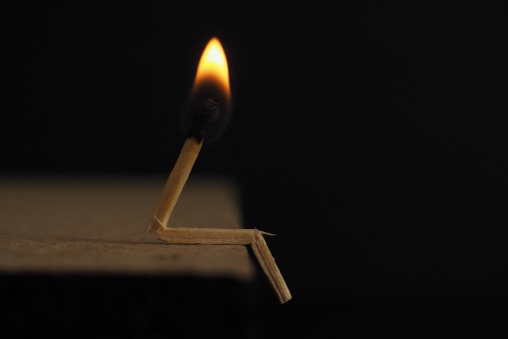 Gebroken, maar toch nog in staat om licht te geven. Gebroken, maar toch nog in staat om licht te geven.