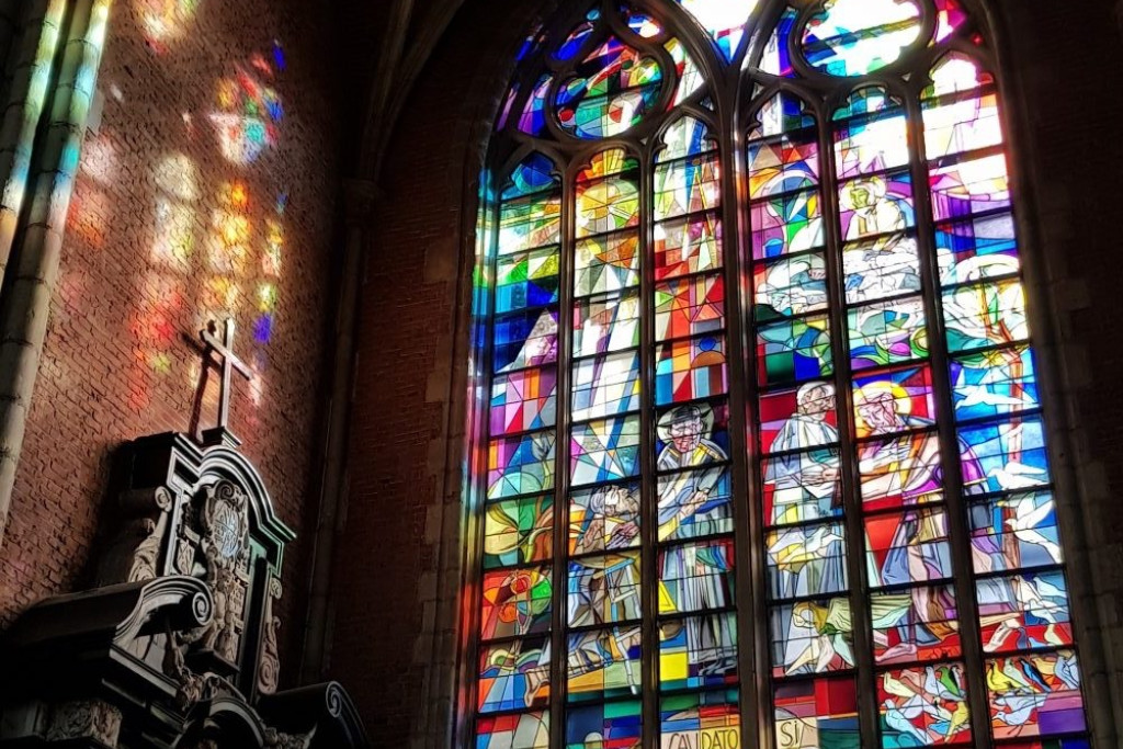 Laudato Si'-glasraam in Sint-Baafskathedraal, door Harold Van de Perre. Laudato Si'-glasraam in Sint-Baafskathedraal, door Harold Van de Perre.