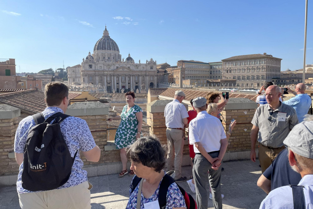 Op het dakterras van het generalaat van de jezuïeten genieten we van een spectaculair uitzicht over het Vaticaan en Rome.