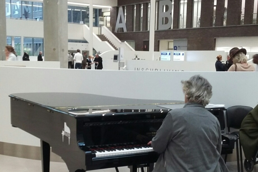 Hedwig Vandaele aan de vleugelpiano in AZ Maria Middelares. Hedwig Vandaele aan de vleugelpiano in AZ Maria Middelares.