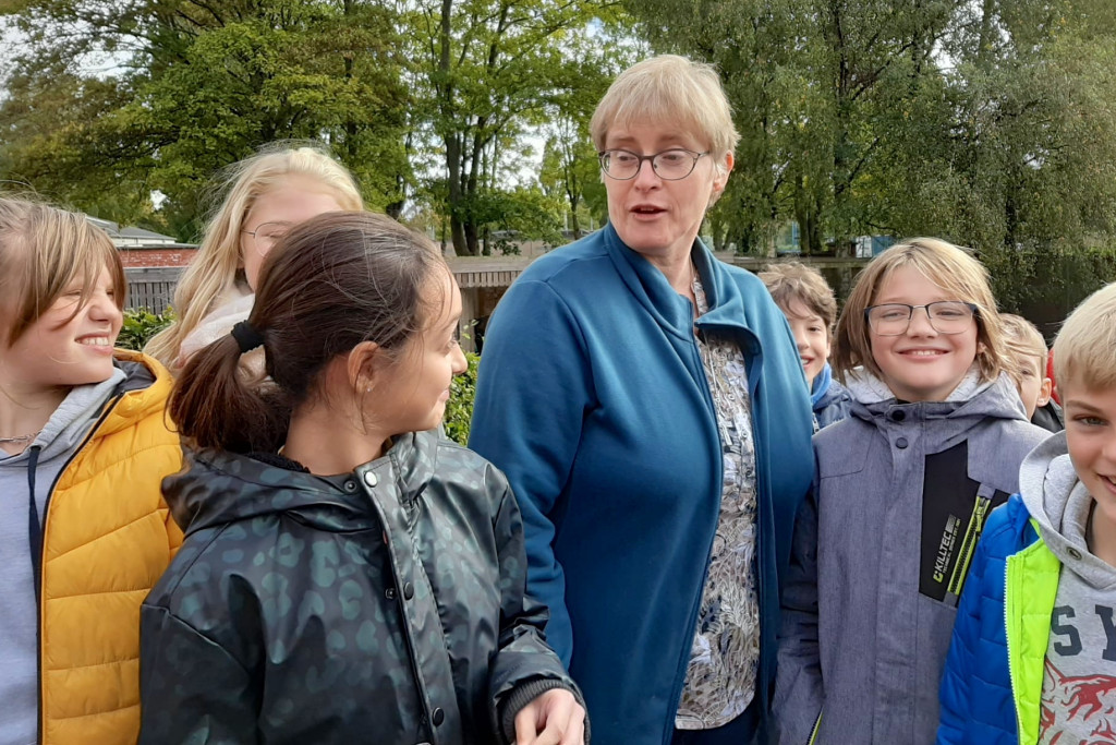 Zuster van Don Bosco Hilde Bosmans tussen kinderen van het internaat in Wijnegem.