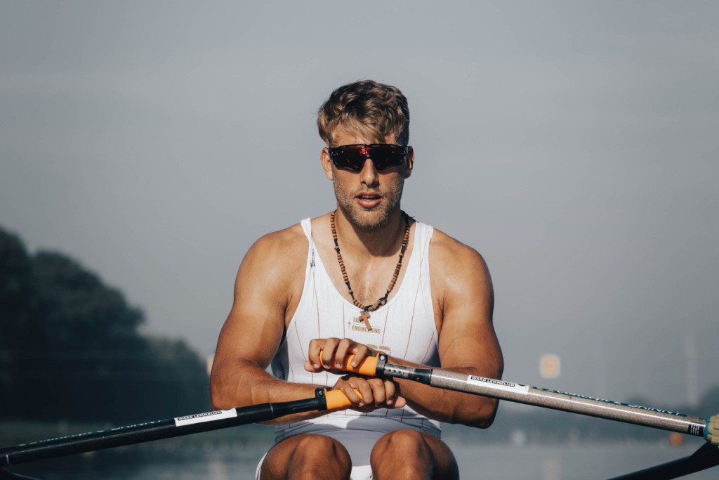 Roeier Ward 'Valentin' Lemmelijn met zijn onafscheidelijke paternoster, die herinnert aan zijn broze start in het leven.