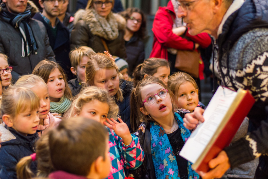 Na de eucharistie krijgen de eerstecommunicanten in spe nog een Bijbelse catechese. Na de eucharistie krijgen de eerstecommunicanten in spe nog een Bijbelse catechese.