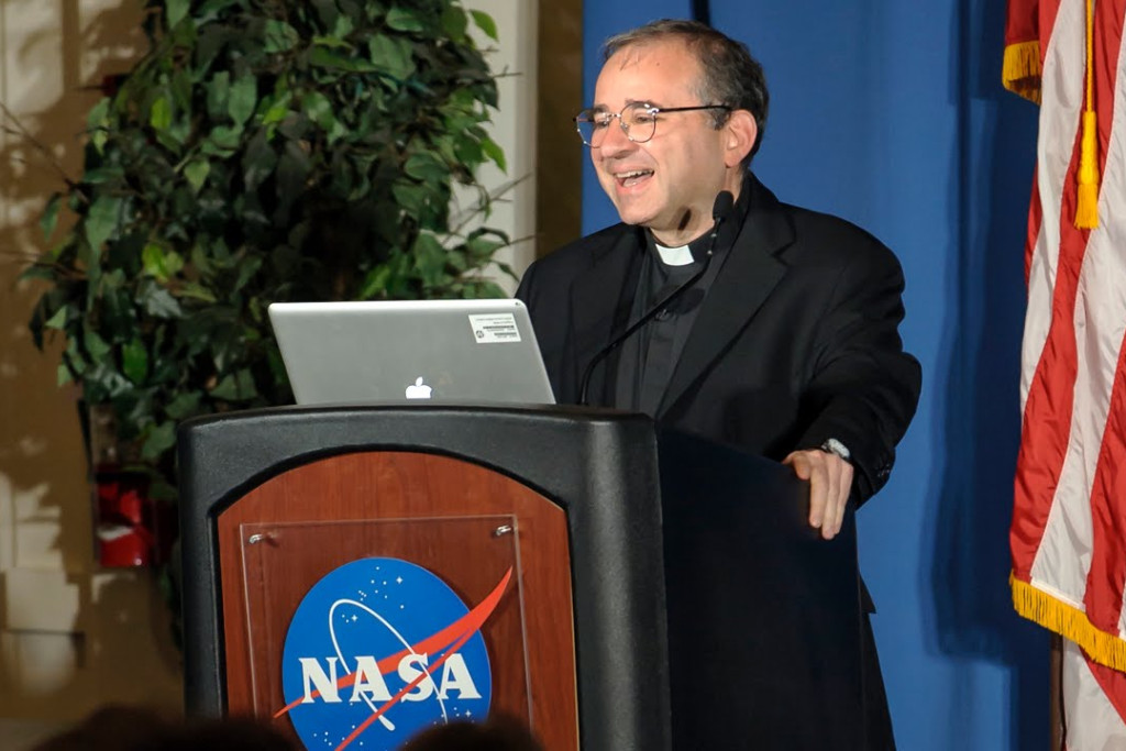 Jezuïet José Funes bij NASA. Jezuïet José Funes bij NASA.