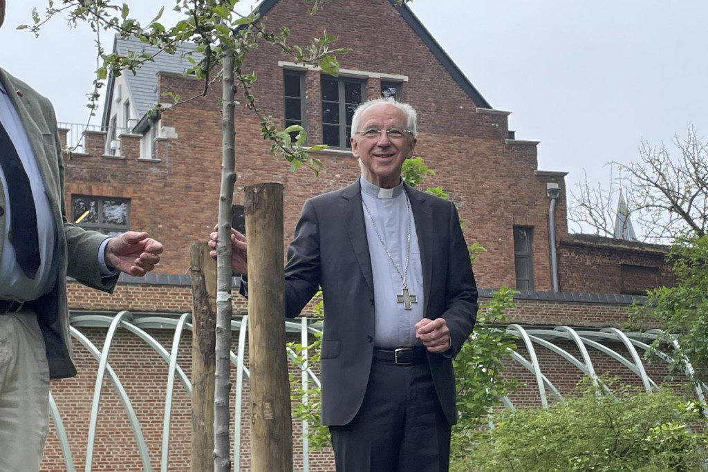 Kardinaal De Kesel plant een appelaar in de tuin van het aartsbisschoppelijk paleis in Mechelen. Kardinaal De Kesel plant een appelaar in de tuin van het aartsbisschoppelijk paleis in Mechelen.