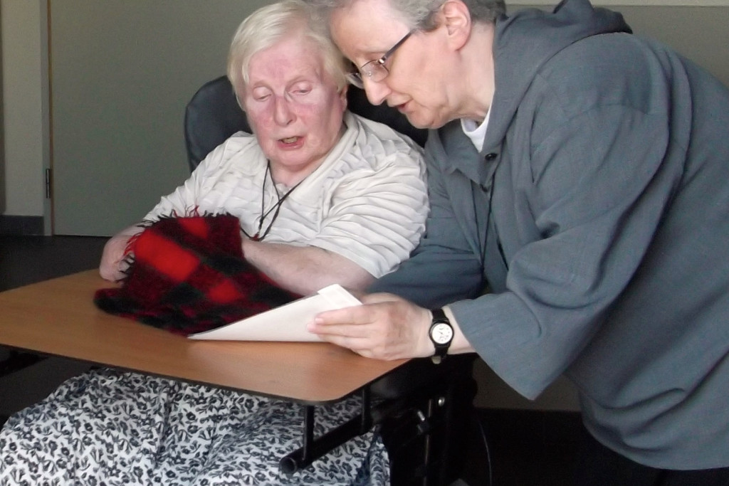 Jozefa Mandersloot (links) en Caritas Van Houdt, zusters van de abdijgemeenschap Sint-Trudo in Brugge.