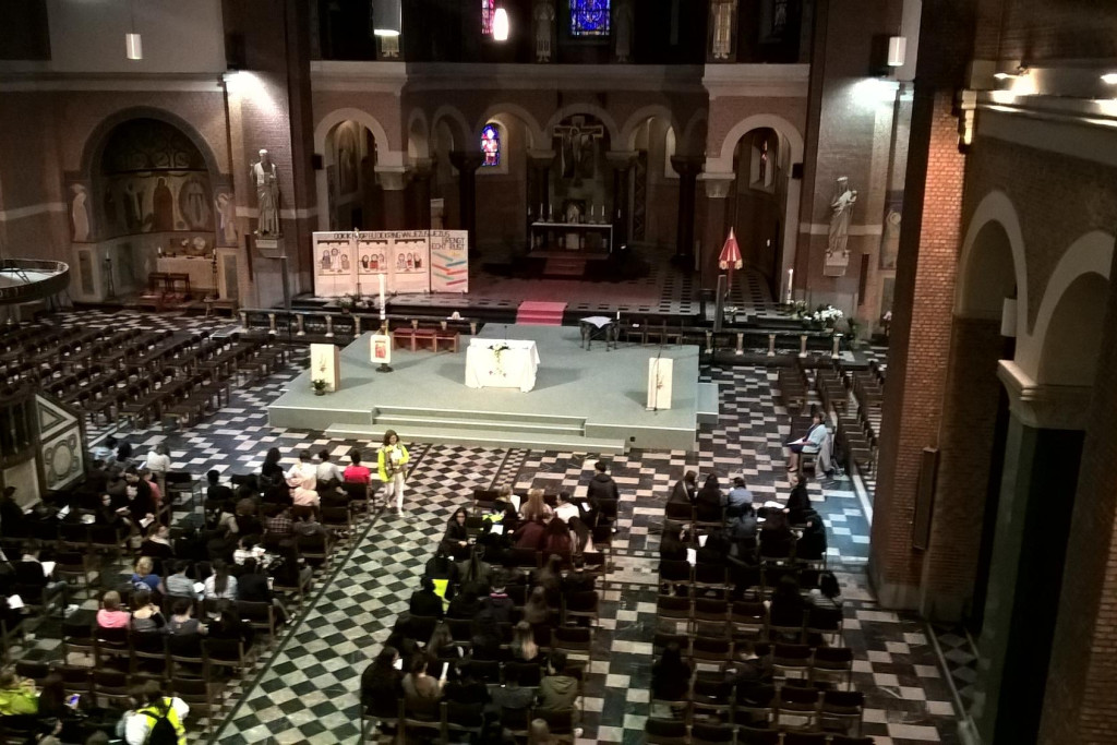 Leerlingen van het Sint-Norbertuscollege in Antwerpen vieren eucharistie.