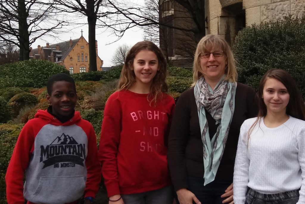 Tieners en begeleider Erika De Brandt, plussers in Anderlecht.