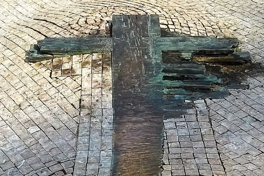 Herinneringsmonument in Praag. Mark Van de Voorde: 'In de uitwaaierende arm van het kruis zie ik een teken van hoop.'