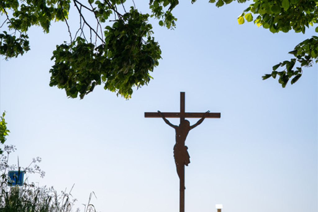 Van dichtbij ontdek je dat deze gekruisigde Christus met kogelgaten doorzeefd is. Van dichtbij ontdek je dat deze gekruisigde Christus met kogelgaten doorzeefd is.