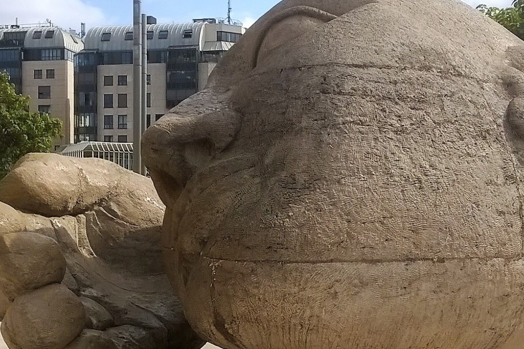 Sculptuur ‘L’écoute’ van Henri de Miller tussen Les Halles en de kerk van Saint-Eustache in Parijs. Horen wij de vraag van de mens om de erkenning van zijn waardigheid?
