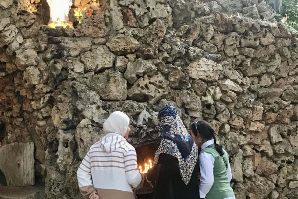 Islamitische vrouwen stromen na de mis toe bij de Mariagrot in Tanaïl (Libanon) om haar eer te bewijzen.