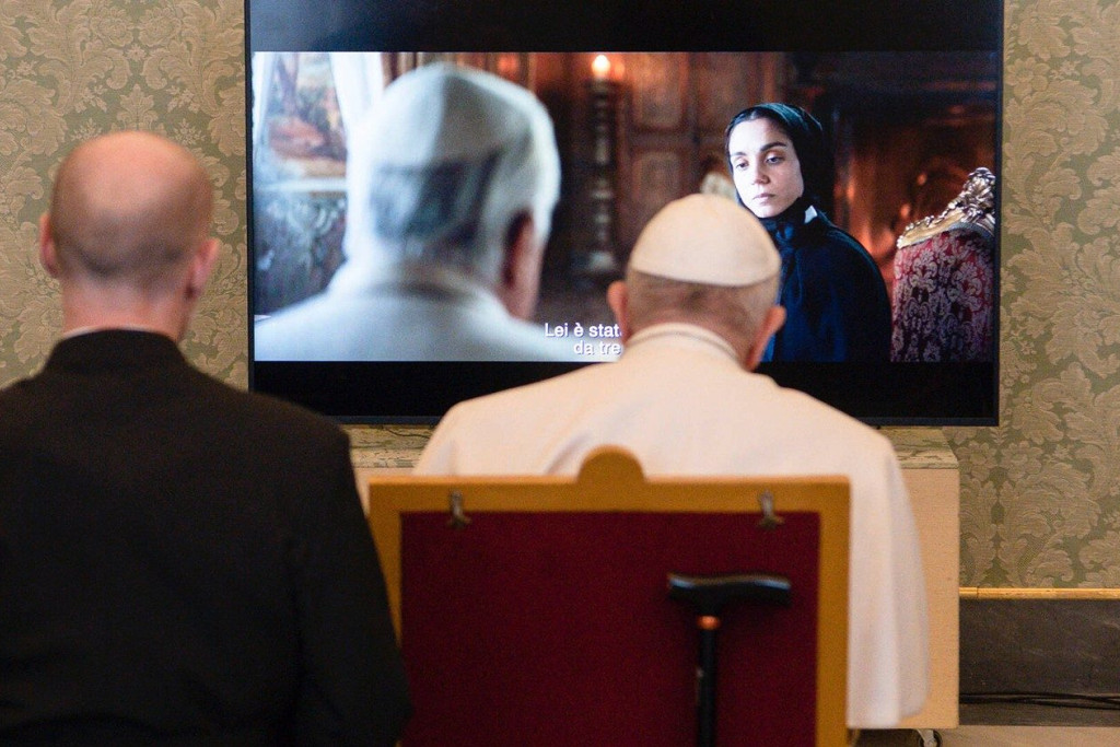 Paus Franciscus krijgt een sneak peek van de film 'Cabrini'. Paus Franciscus krijgt een sneak peek van de film 'Cabrini'.