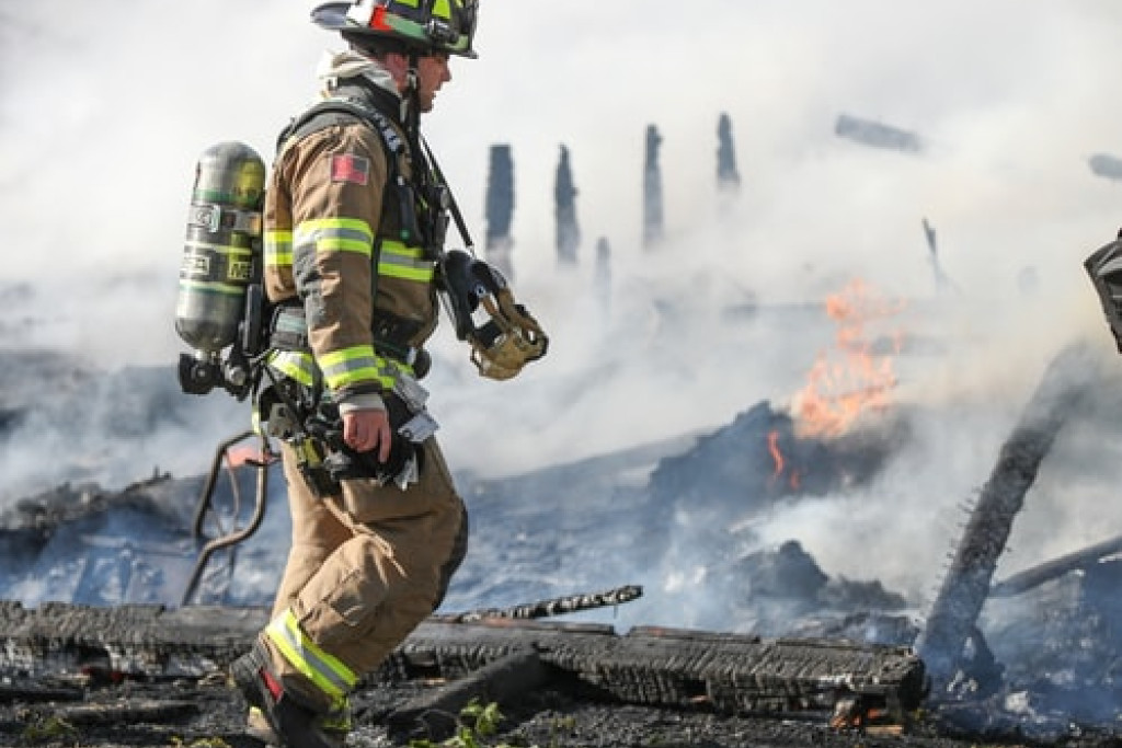 Bij het bestrijden van een brand in een leegstaand gebouw in Beringen kwamen twee brandweermannen om het leven. Bij het bestrijden van een brand in een leegstaand gebouw in Beringen kwamen twee brandweermannen om het leven.