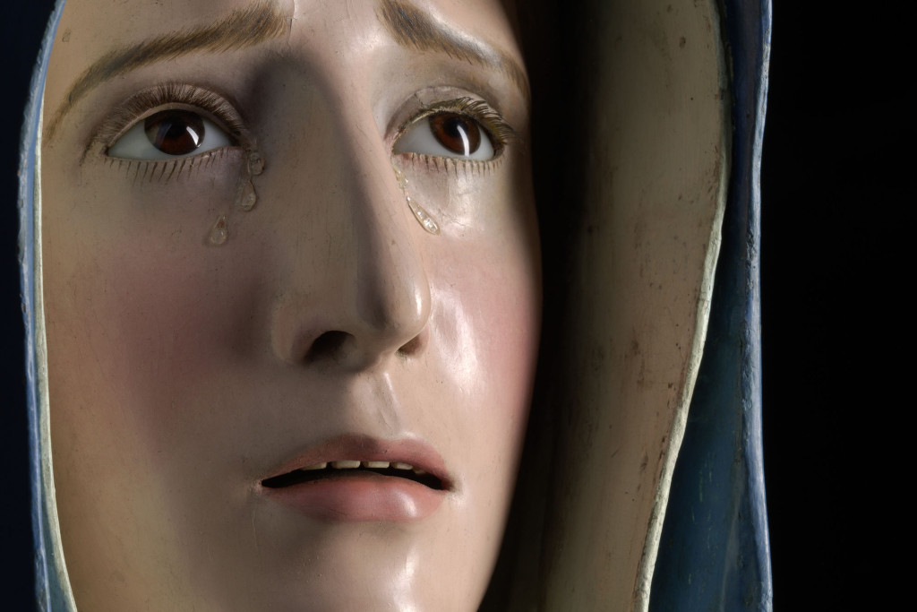 detail van : Pedro de Mena, Mater Dolorosa, c. 1680 Polychrome wood with reverse painted glass eyes, 49 x 39 x 22 cm MNHA, Luxemburg (on loan from a private collection), inv. 2016-D009/002 