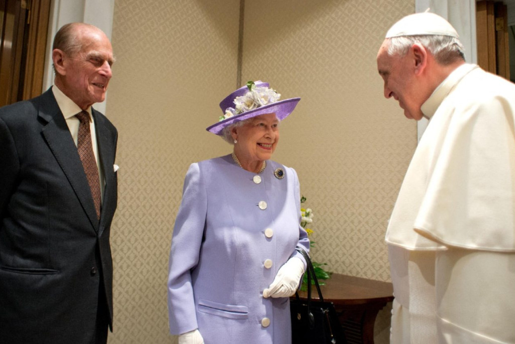 Koningin Elizabeth en prins Philip ontmoeten paus Franciscus in 2014. Koningin Elizabeth en prins Philip ontmoeten paus Franciscus in 2014.