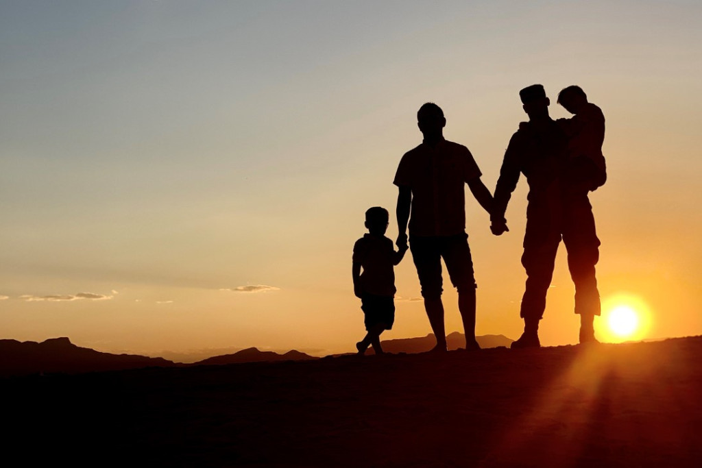 Wat maakt een gezin tot een gezin: de biologische verwantschap of de emotionele band tussen ouders en kinderen? 