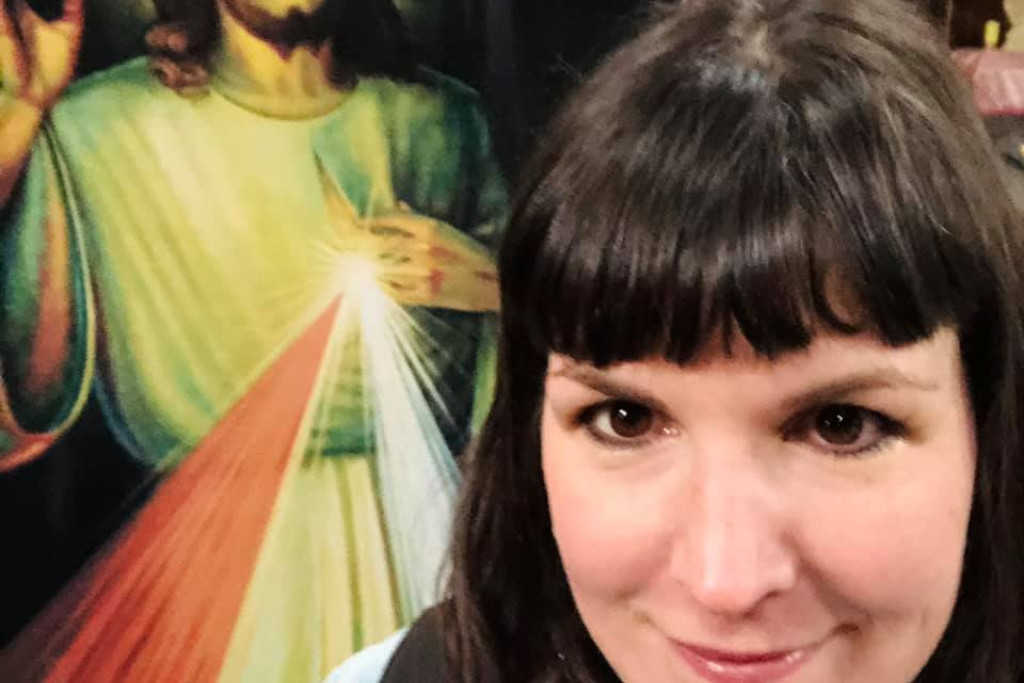 Op het einde van ons gesprek maakt Mira Bertels een selfie bij een gigantische afbeelding van het Heilig Hart in de gelijknamige kerk in Antwerpen. 