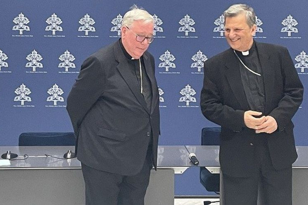 De kardinalen Hollerich en Grech bij de voorstelling van de vernieuwingen van de synode