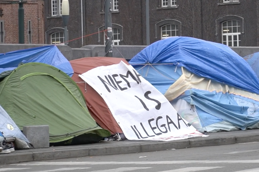 Asielzoekers slapen in de barre winterkou in tenten omdat Fedasil er niet in slaagt hun verzoek snel te registreren en onderdak te verschaffen. Asielzoekers slapen in de barre winterkou in tenten omdat Fedasil er niet in slaagt hun verzoek snel te registreren en onderdak te verschaffen.