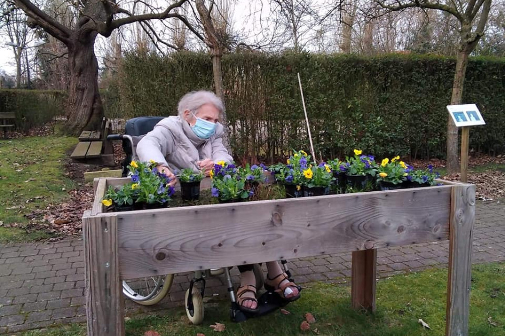 Warme tuinen in zorgvoorzieningen verlagen de drempel voor bewoners van zorgvoorzieningen om buiten te komen en voor de buurt om binnen te komen. Warme tuinen in zorgvoorzieningen verlagen de drempel voor bewoners van zorgvoorzieningen om buiten te komen en voor de buurt om binnen te komen.