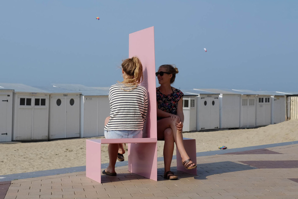 'Zonder zonde' is een reeks designstoelen van Lien Van Deuren. Eén ontwerp uit de reeks lijkt wel heel sterk op een biechtstoel.