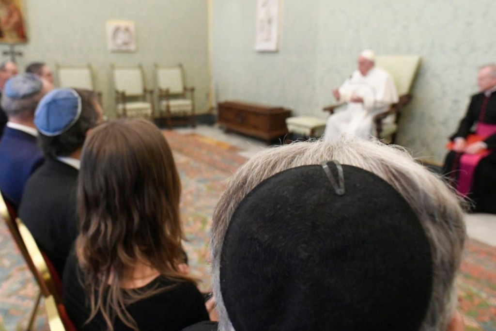 Paus Franciscus ontvangt een groep joodse geleerden en rabbijnen in het Vaticaan.