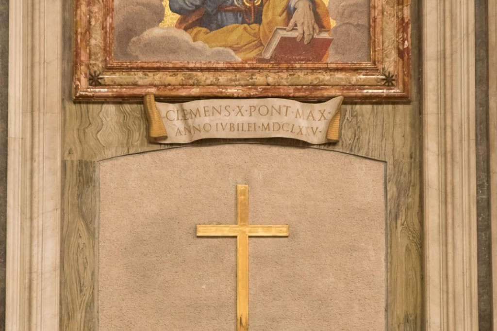 Medewerkers van de Sint-Pietersbasiliek openen de muur voor de heilige deur bij de start van het jubeljaar 2016