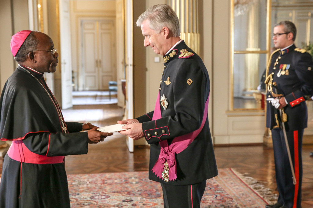 Mgr. Augustine Kasujja, de apostolische nuntius in België, overhandigt zijn geloofsbrieven aan koning Filip