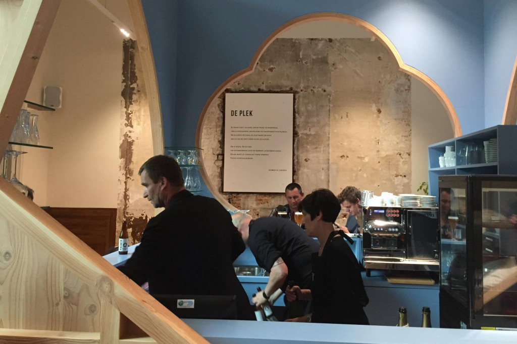In de Antwerpse Onze-Lieve-Vrouwkathedraal is vrijdagavond de nieuwe ontmoetingsruimte ‘De Plek’ officieel ingehuldigd